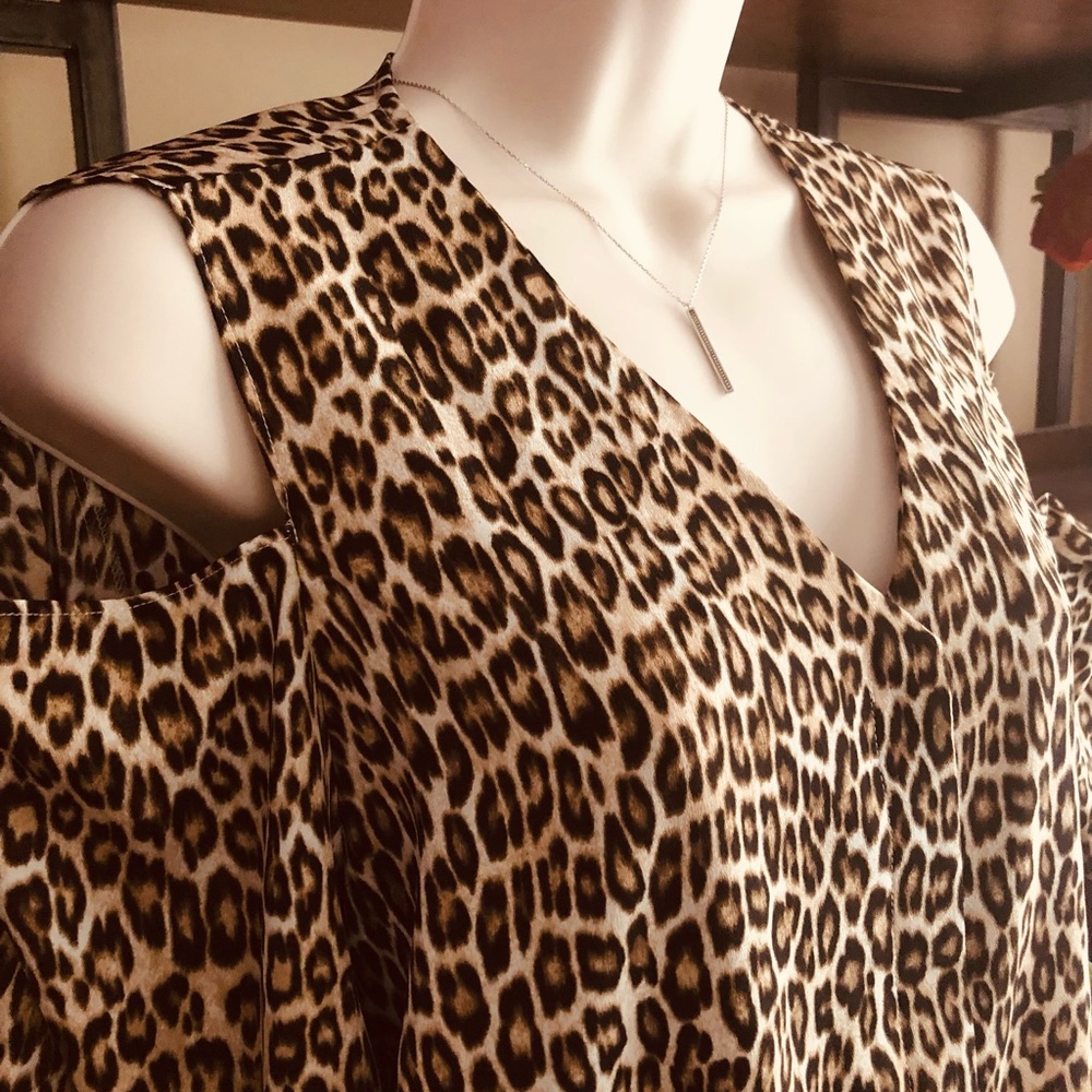 💙 Chico’s 🐆 Leopard cold shoulder long sleeve💙